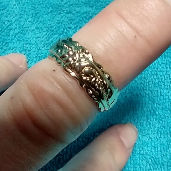 Goldtone flower floral band ring intricate design - Picture 1 of 4